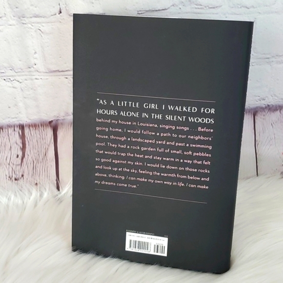 The Woman In Me Britney Spears Hardback Autobiography & Y2K Collectible Sticker - Picture 6 of 9